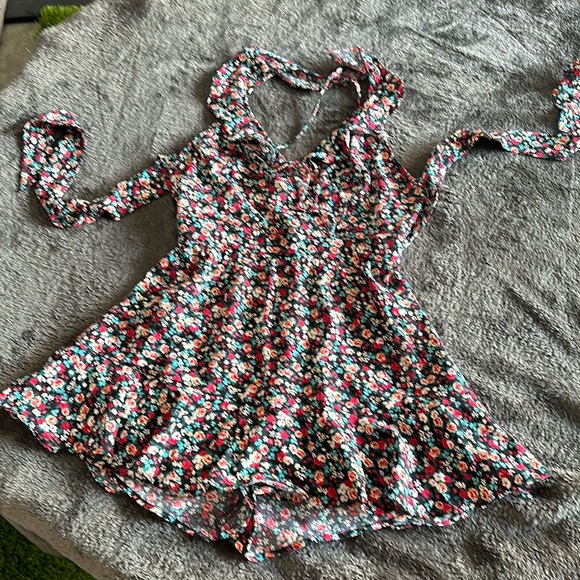 NWOT Romper sized L. Adjustable straps and tie back - Picture 1 of 6